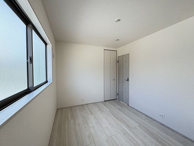 【洋室/3号棟】家具の配置がしやすい腰高窓があります。シンプルな内装で、お好みのインテリアで彩ることができます。