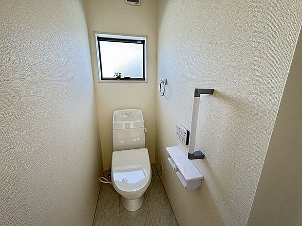 【トイレ/3号棟】年間を通して快適に使用できる、温水洗浄便座付きトイレです。立ち座りをサポートしてくれる、手すり付きです。