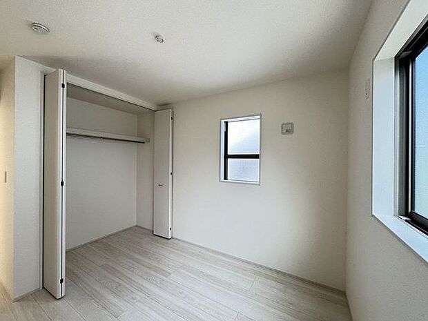 【洋室/3号棟】お子様の成長に合わせて収納できるクローゼット付。