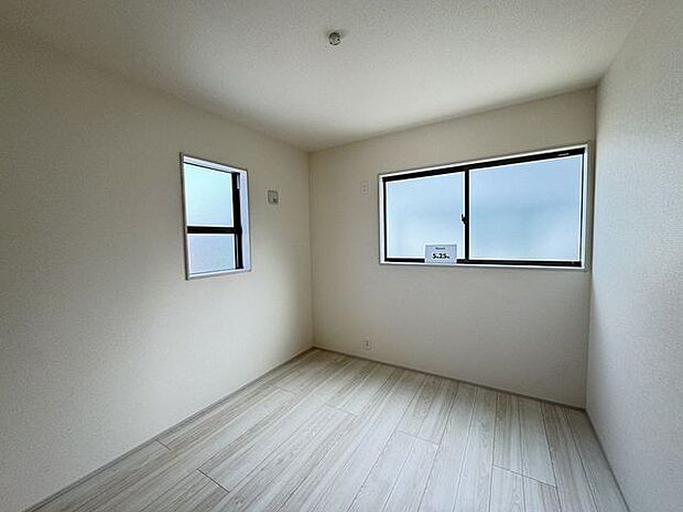 【洋室/3号棟】大きな出っ張りがなく、家具配置のしやすい洋室。