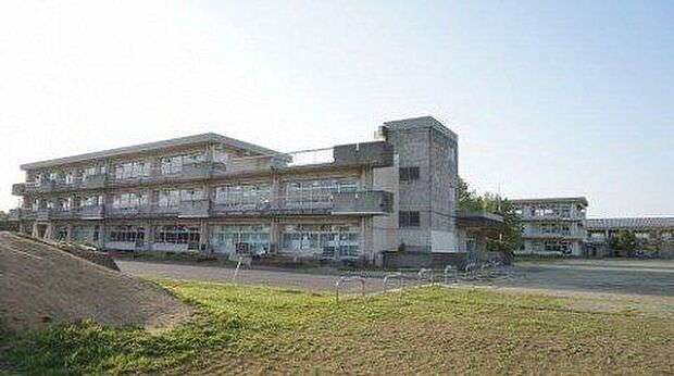 市原市立 明神小学校 徒歩13分。「やさしさ・挑戦・元気」を合言葉にされています。 970m