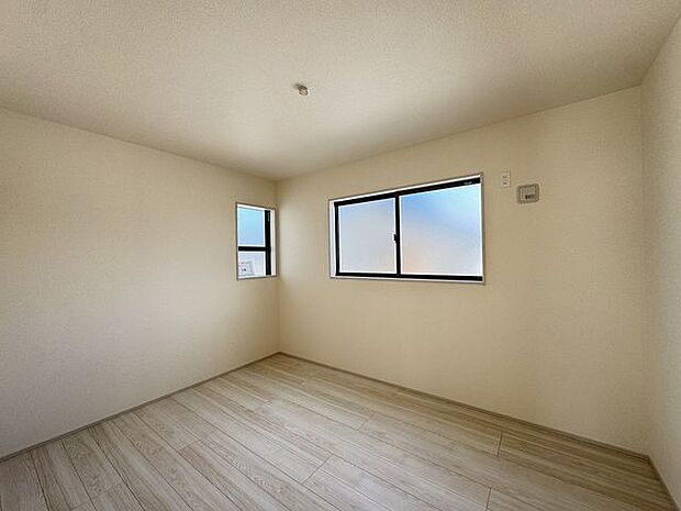 【洋室/3号棟】2面採光の明るい洋室。窓を開けると、心地よい風が通ります。