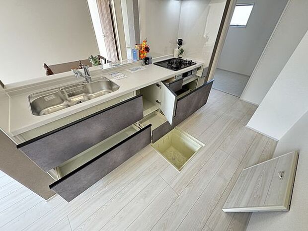 【キッチン/1号棟】腰壁仕様でほど良く手元が隠れます。※家具調度品等は販売価格に含まれません。