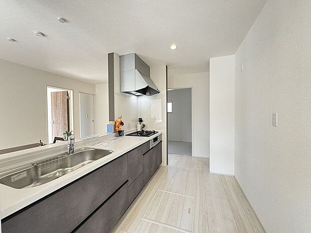 【LDK収納/1号棟】オープン仕様のため、スムーズに出入りできます。※家具調度品等は販売価格に含まれません。