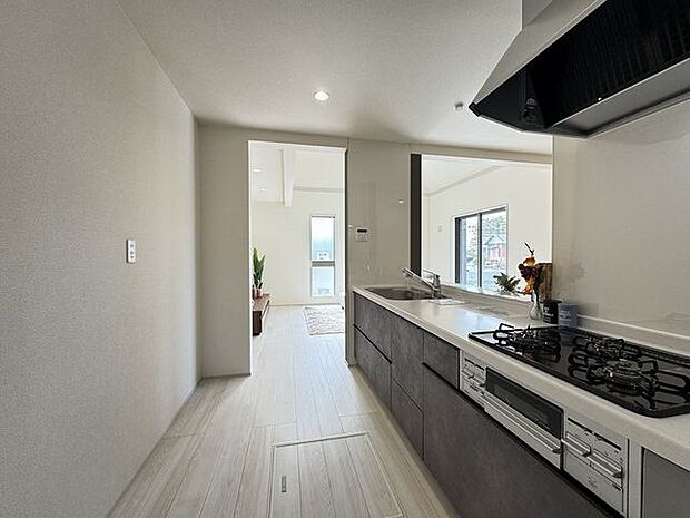 【キッチン/1号棟】キッチンから、庭で遊ぶお子さまの様子がうかがえます。