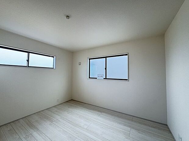 【洋室/1号棟】大きな出っ張りがなく、家具配置のしやすい洋室。