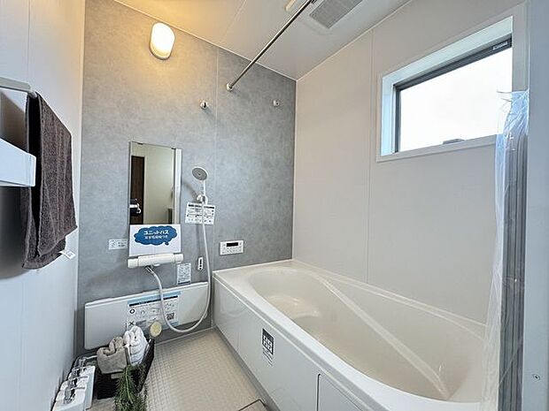 【浴室/1号棟】ゆったり浴槽に入り、一日の疲れをリフレッシュ。※家具調度品等は販売価格に含まれません。