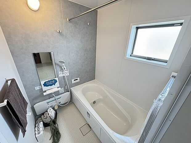 【浴室/1号棟】ベンチタイプの浴槽。半身浴をしたり、小さなお子様を座らせたりできます。