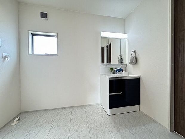 【洗面室/1号棟】鏡付洗面化粧台。洗濯機置き場に窓があります。※家具調度品等は販売価格に含まれません。