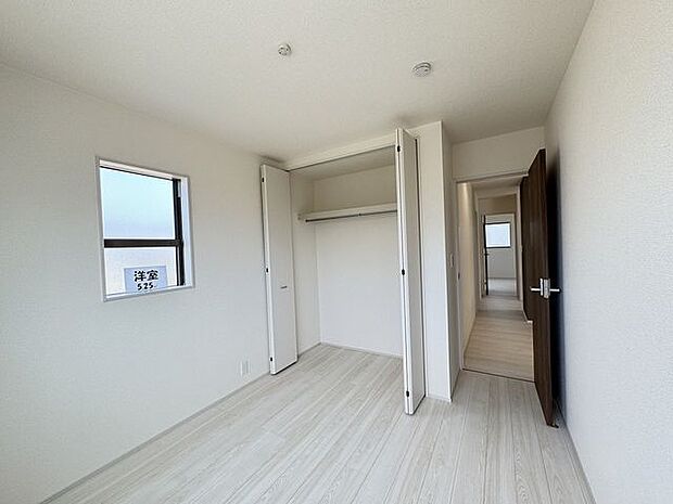 【洋室/1号棟】お子様の成長に合わせて収納できるクローゼット付。