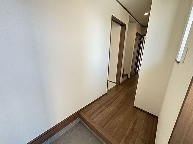 【玄関/C号棟】玄関からは室内が見えにくい仕様です。洗面所がすぐ近くにあり、帰宅後の手洗い・うがいがスムーズ！