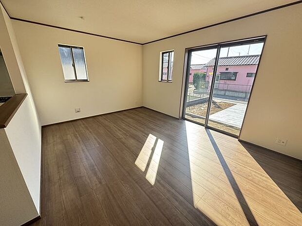 【LDK/C号棟】約15.75帖(パントリー含む)のLDKです。2面採光が確保された、明るく開放的な住空間♪ご家族が自然と集まる場所になりそうです。