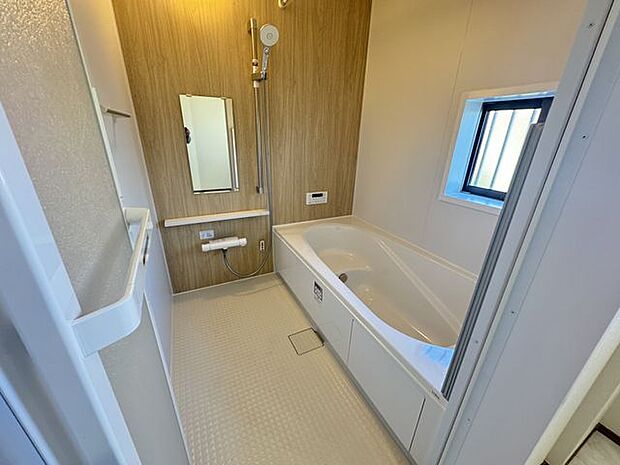 【浴室/C号棟】柔らかなブラウンのアクセントパネルが施された浴室です。一日の身体の疲れをゆったりと癒していただけます。