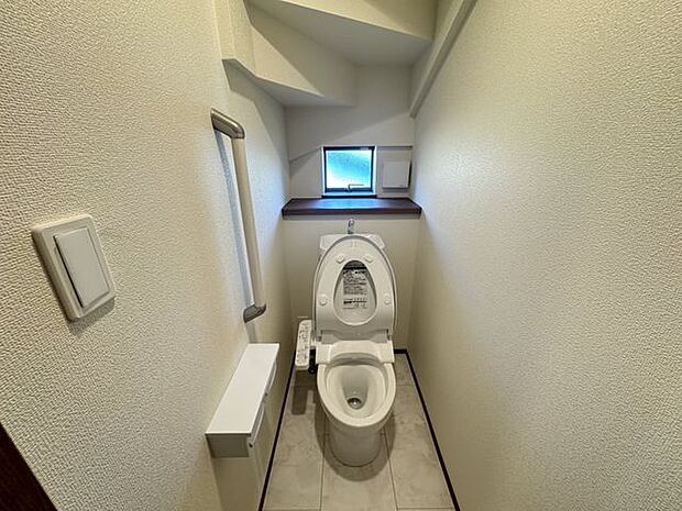 【1階トイレ/C号棟】移動や立ち上がりの際に重宝する手すり付きのトイレです。トイレ後方にカウンター付きで、トイレ用品などを置けます。