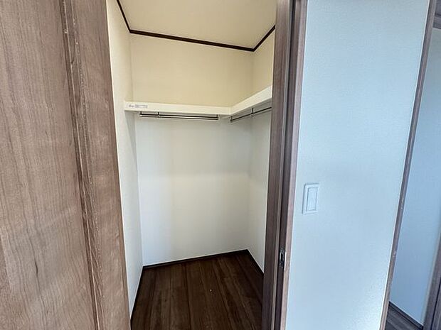 【WIC/C号棟】約7帖の洋室に設けられたWICです。枕棚・ハンガーパイプ付き。季節物や使用頻度の少ない物などをたっぷり収納できます。