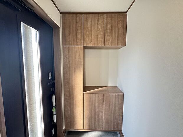 【シューズボックス/C号棟】コの字型のシューズボックスが設置されています。中間の天板部分には写真や絵画、花などを飾ってお好みの空間にアレンジ可能です。