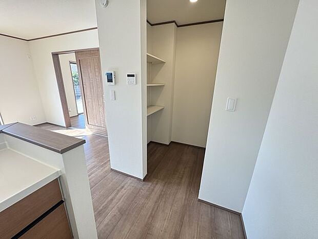 【パントリー/Ｃ号棟】キッチン横に可動棚付きのパントリーが設置されています。動線も良好で、ストック品や小型家電などを収納可能です。