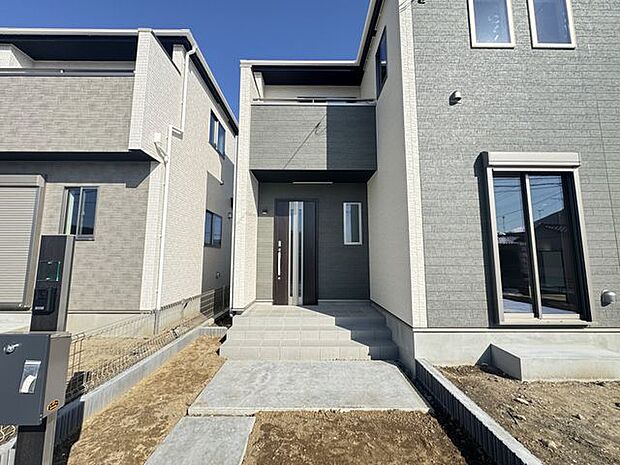 【現地外観写真/C号棟】ZEH水準住宅のため、税制面で優遇されるメリットがあります。快適な住環境が保たれやすく、家計にも環境にも配慮された仕様です。