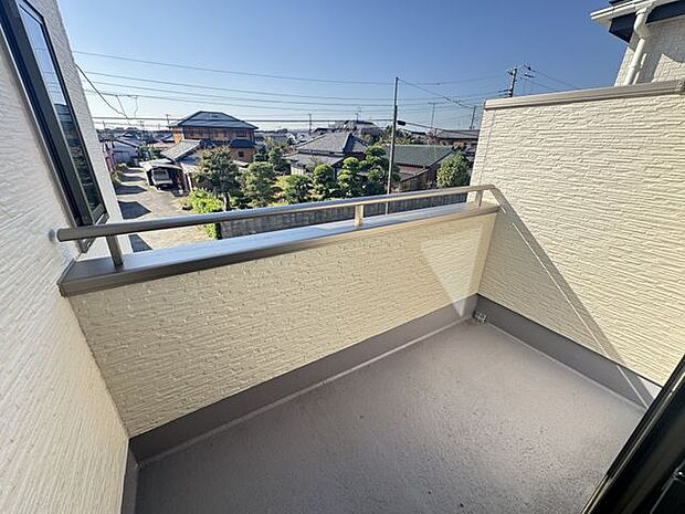 【バルコニー/C号棟】約6帖の洋室から出入り可能です。専用のバルコニーとしてもご活用いただけます。