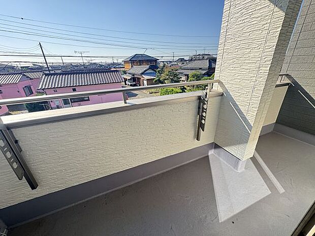 【バルコニー/C号棟】南西向きのインナーバルコニー！日当たり良好で、洗濯物もカラッと乾きそうです。