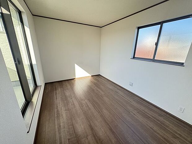 【洋室/C号棟】バルコニーに面した、約6帖の洋室です。対面に窓が配されており、風通しが良好！