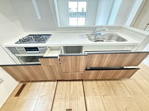 【キッチン】広範囲に放水でき、洗い物がしやすいハンドシャワー水栓が採用されています。