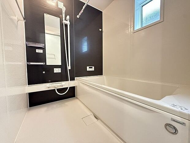 【浴室】1日の疲れを癒してくれるバスルーム。リラックス感漂うアクセントパネルが施されています。