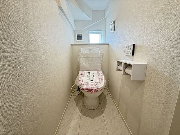 【トイレ/1階】温水洗浄便座付きトイレ。換気扇、窓、タオル掛け、2連ペーパーホルダー付きです。