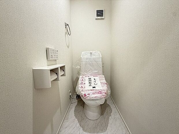 【トイレ/2階】トイレは各階に配置されており、来客時にも気兼ねなく使用できます。