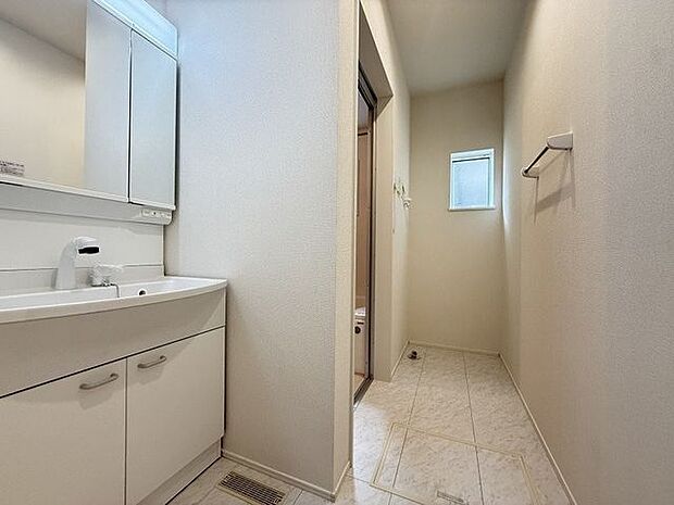 【洗面所】LDKから扉1枚で繋がる洗面所。家事動線・生活動線スムーズな設計です。