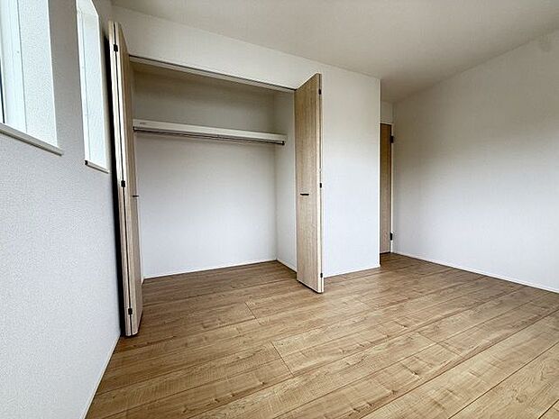 【クローゼット(洋室/約6.25帖)】ハンガーパイプに衣類をかけて並べられます。枕棚付きです。