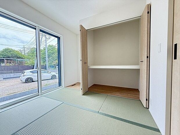 【押入】リビングで使用する物の収納としても活用できる押入付き。折れ戸タイプの扉が採用されています。