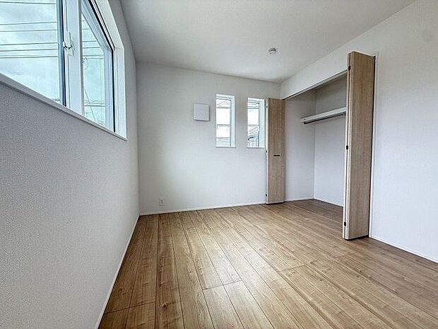 【洋室/約6.25帖】各洋室にはクローゼットが備わっており、室内をすっきり保てます。
