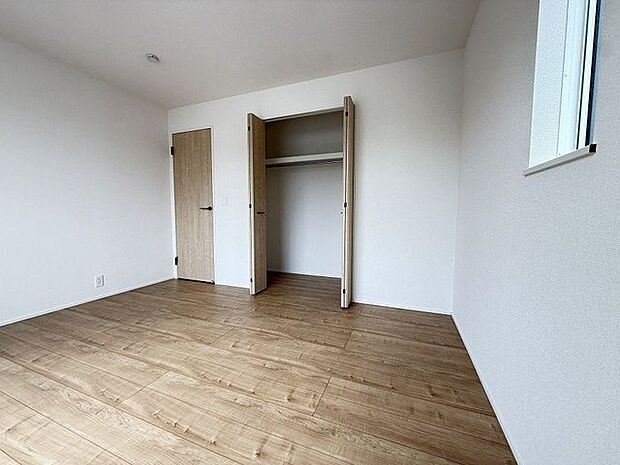 【洋室/約7.0帖】各洋室は振り分けタイプですのでプライベートな時間も大切に暮らせます。