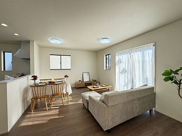 【LDK/同仕様】ダイニングテーブルとソファを置いてもゆとりのある、広さのLDKです。