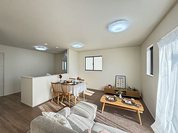 【LDK】LDKとキッチンは動線が良く、家事や生活のしやすさが考慮された設計。ご家族の団らんや多様な生活シーンに対応しやすい間取りです。