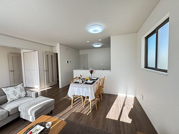 【LDK】あたたかな陽光が差し込み、爽やかな風が通り抜ける空間です。