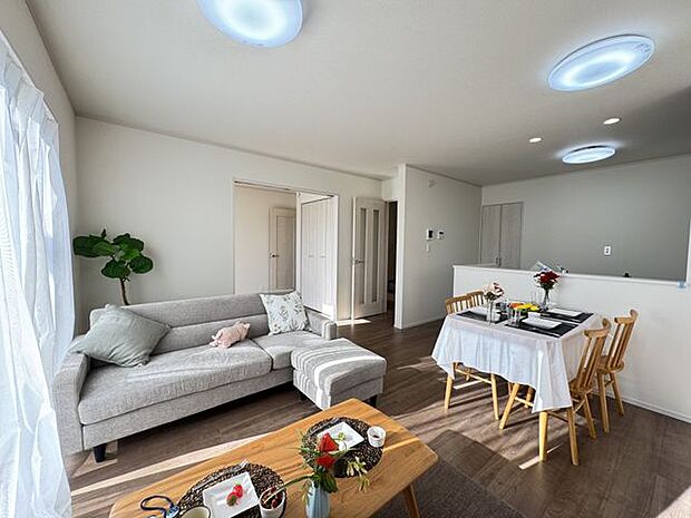 【LDK】南西側・南東側の2面採光が確保された、約15.5帖のLDKです。ナチュラルテイストな内装が採用されています。※家具調度品等は販売価格に含まれません。