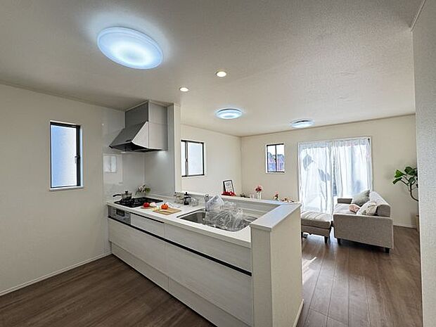 【キッチン】グリル付きの三口ガスコンロが搭載されています。調理を効率良く行え、レパートリーも増えそうです。