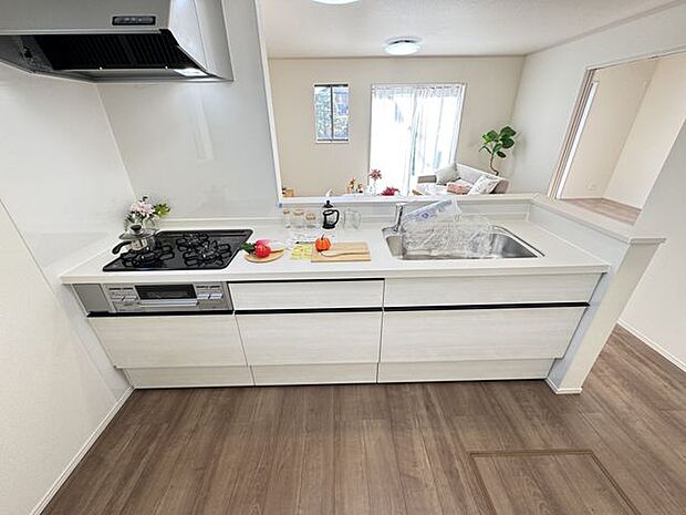 【キッチン】ご家族と会話しながら作業できる対面式キッチンです。