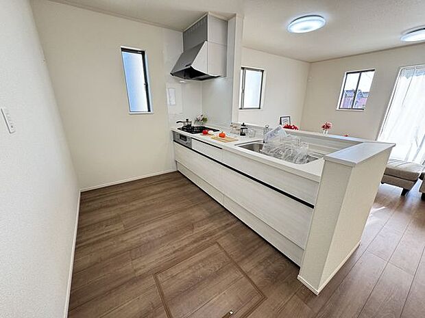 【キッチン】オープン仕様のため、スムーズに出入り可能。ご家族と一緒に作業ができる、広いワークトップが採用されています。