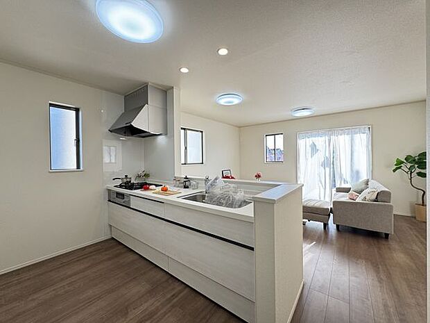 【キッチン】会話が弾む対面式キッチンです。LD全体を見渡せ、ご家族とのコミュニケーションがとりやすい仕様！※家具調度品等は販売価格に含まれません。