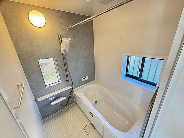 【浴室】ベンチタイプの浴槽が採用されており、一日の体の疲れをゆったりと癒していただけます。