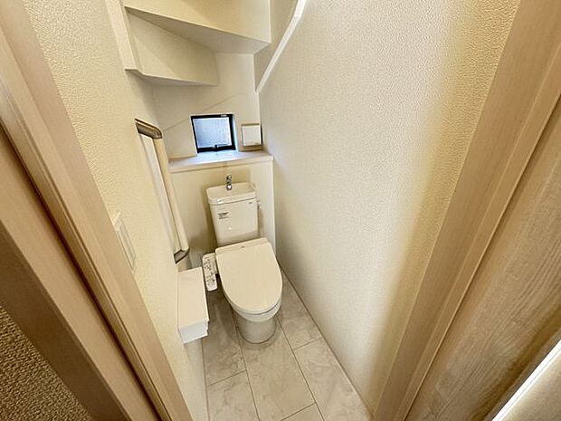 【1階トイレ】手すりが設置されており、移動や立ち上がりの際に重宝します。手洗い一体型で、すぐに手が洗えて衛生的！