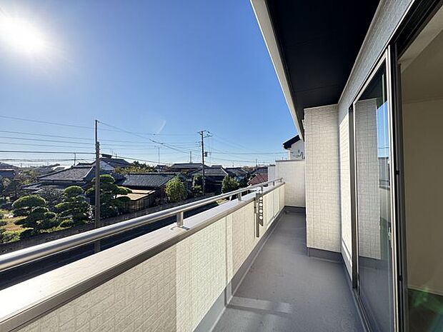 【バルコニー】南西向きの日当たり良好なバルコニーです！洗濯物を干すだけではなく、景色を楽しんだり、ティータイムを過ごしたりできそうです。