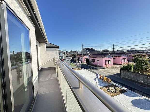 【バルコニー】天気の良い日はバルコニーからの景色も楽しめ、気軽にリフレッシュができそうです。