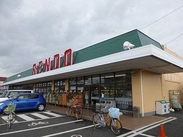 せんどう 島野店 徒歩12分。日々の食卓を彩る豊富な食材が取り扱われています。 950m