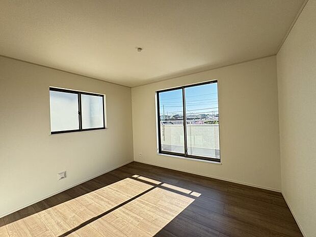 【洋室】明るい陽光が差し込む、開放的な洋室です。2面採光で風通しも良好！