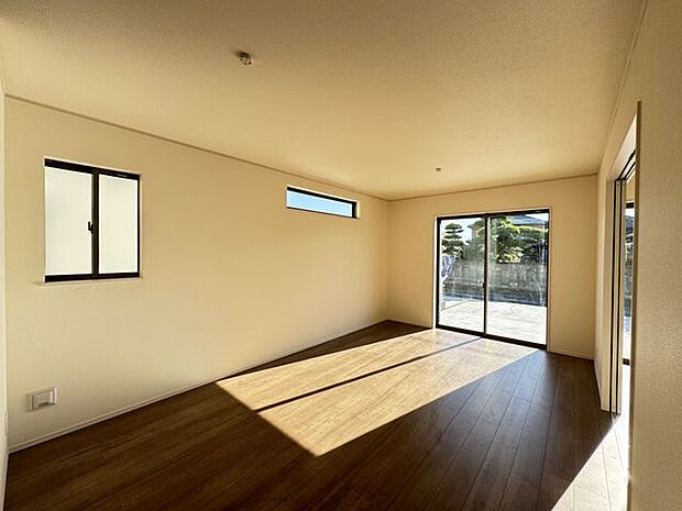 【LDK】約14.87帖のLDKです。南西側からたっぷりの陽光が差し込む明るい住空間！南東側も窓が設置されており、朝から爽やかな朝日も差し込みます。