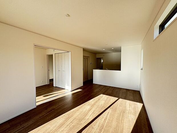 【LDK】たっぷりの陽光がとどく、心地よいLDKです。洋室と隣接し、広々と使えます。